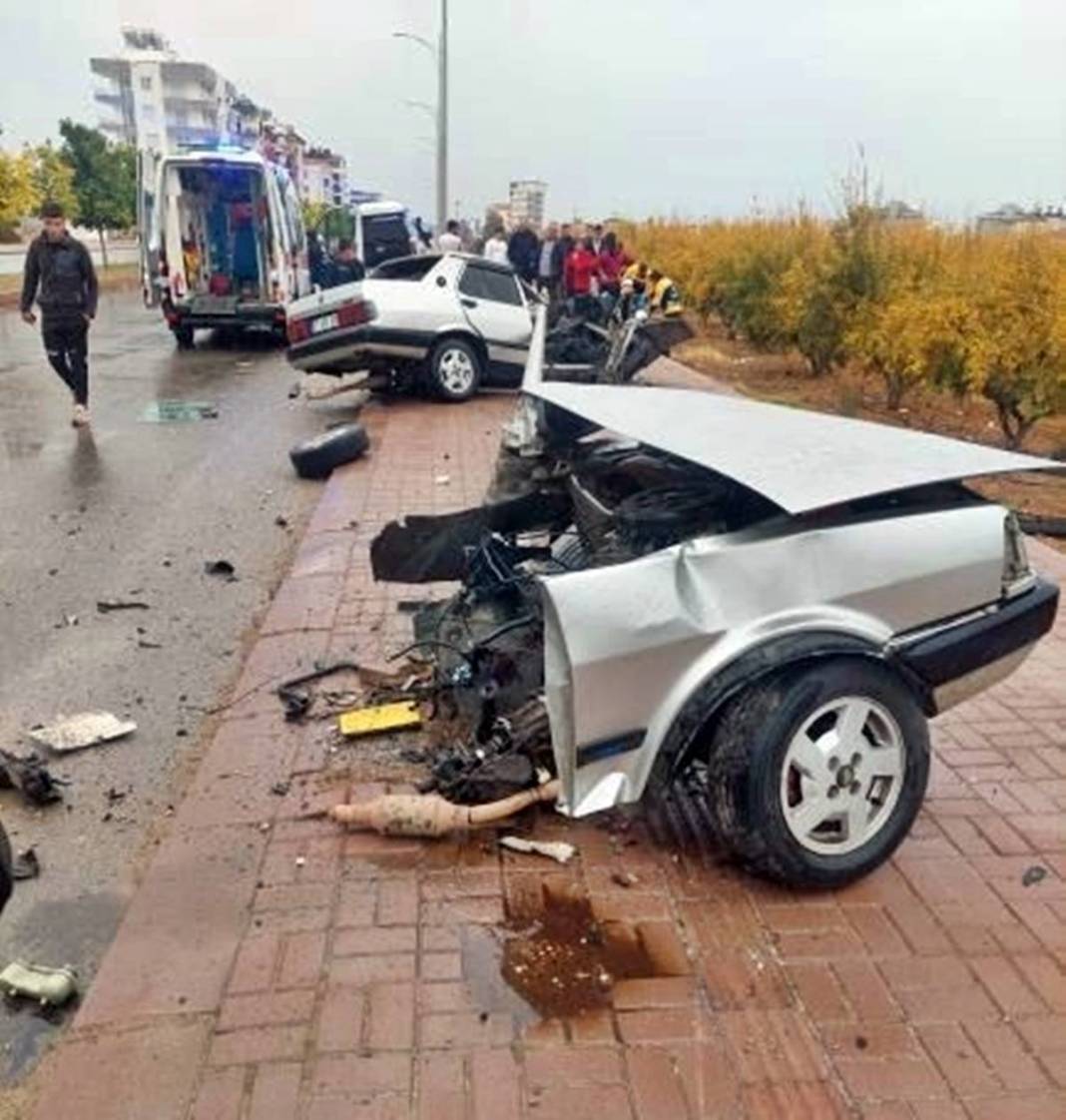 Elektrik direğine çarptı, ortadan ikiye bölündü! Görenler gözlerine inanamadı 4